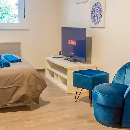 Travel Homes - The Bluefel, 2m Walk Little Venice Apartment