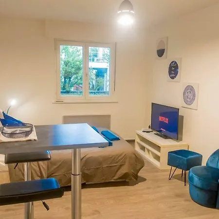 Travel Homes - The Bluefel, 2m Walk Little Venice Apartment
